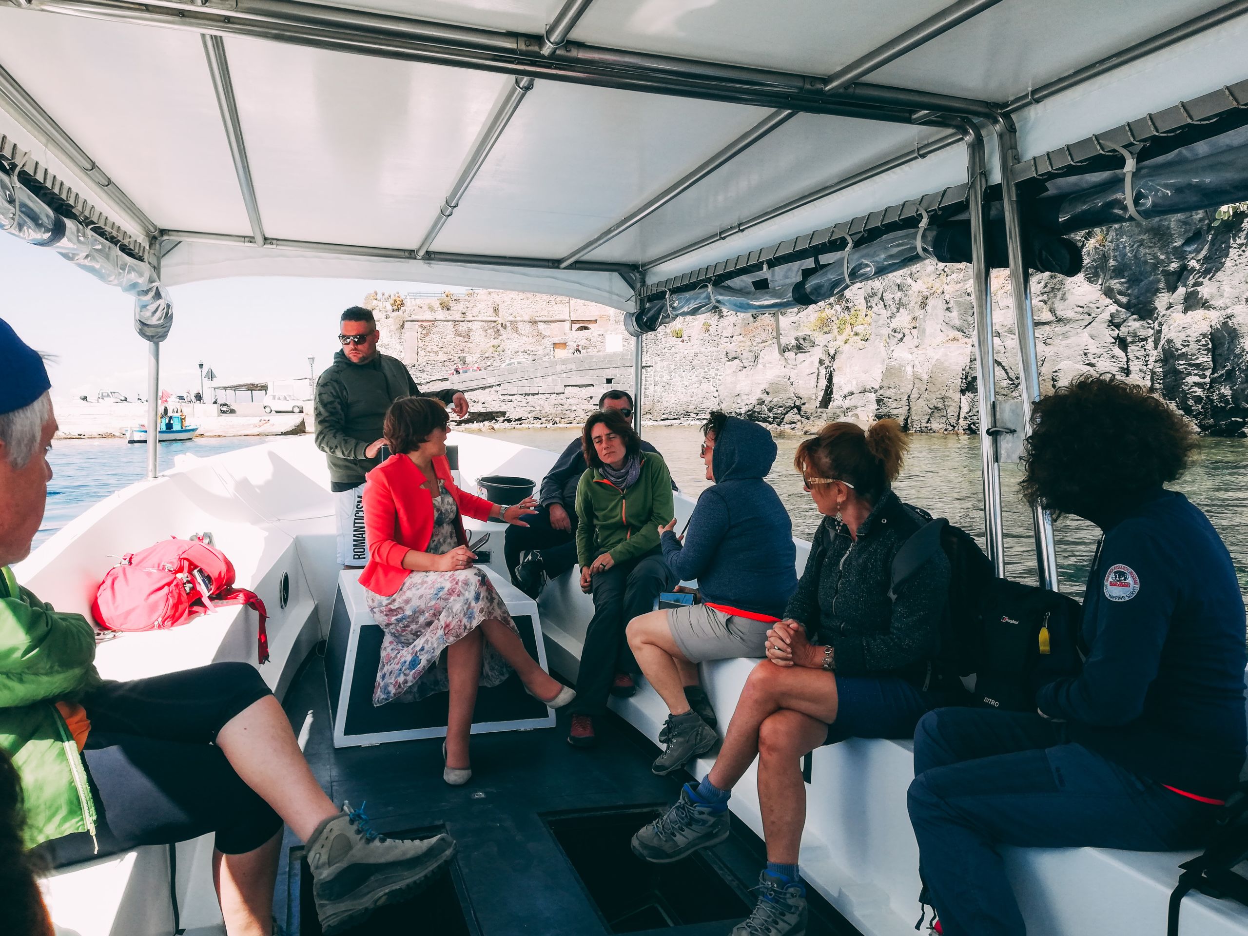 Gruppo di persone durante un giro in barca, Ischia.